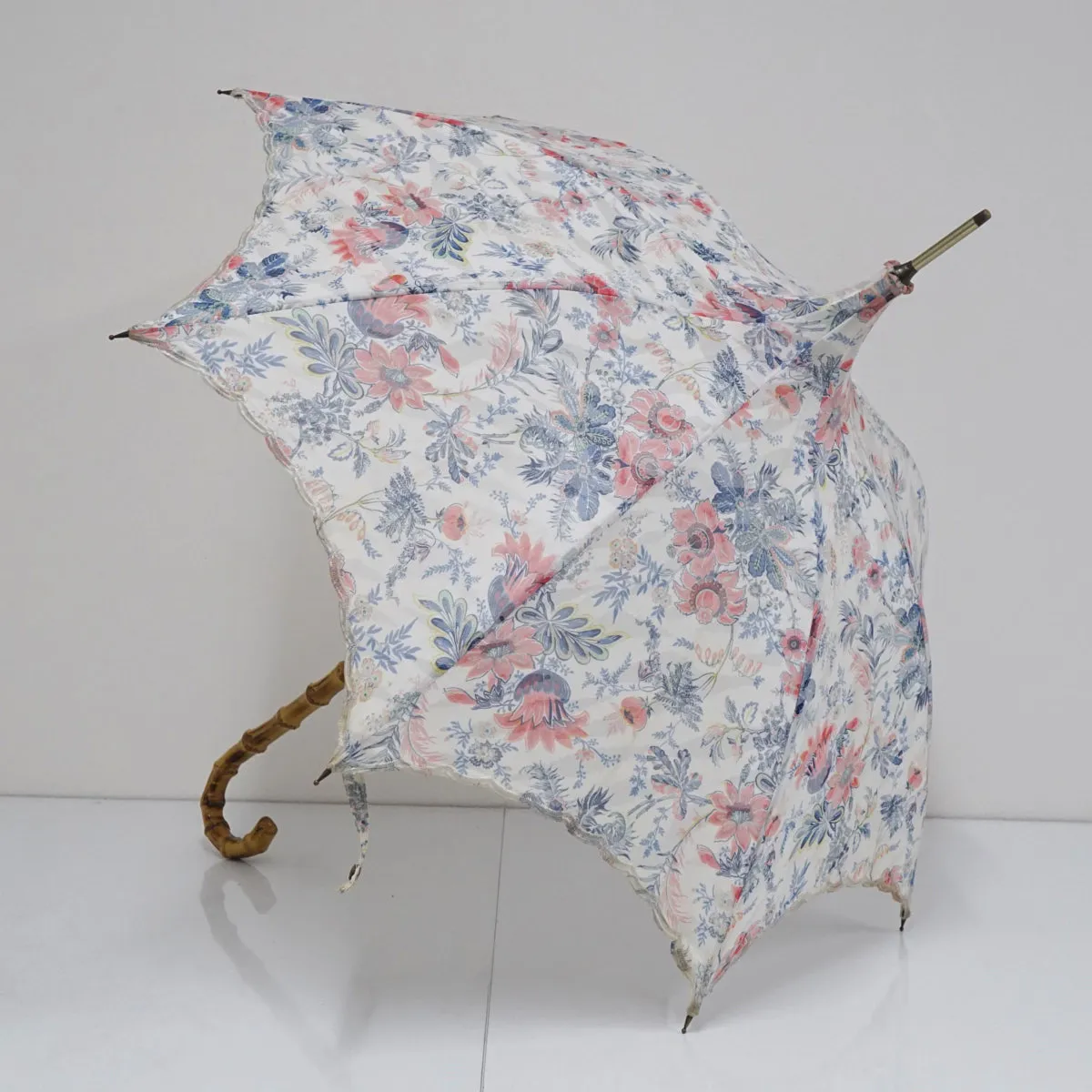 ヴィヴィアンウエストウッド 晴雨兼用日傘 UVパゴダ オーヴ ホワイト×ブルー ヴィヴィアンウエストウッド 晴雨兼用日傘 UVパゴダ オーヴ