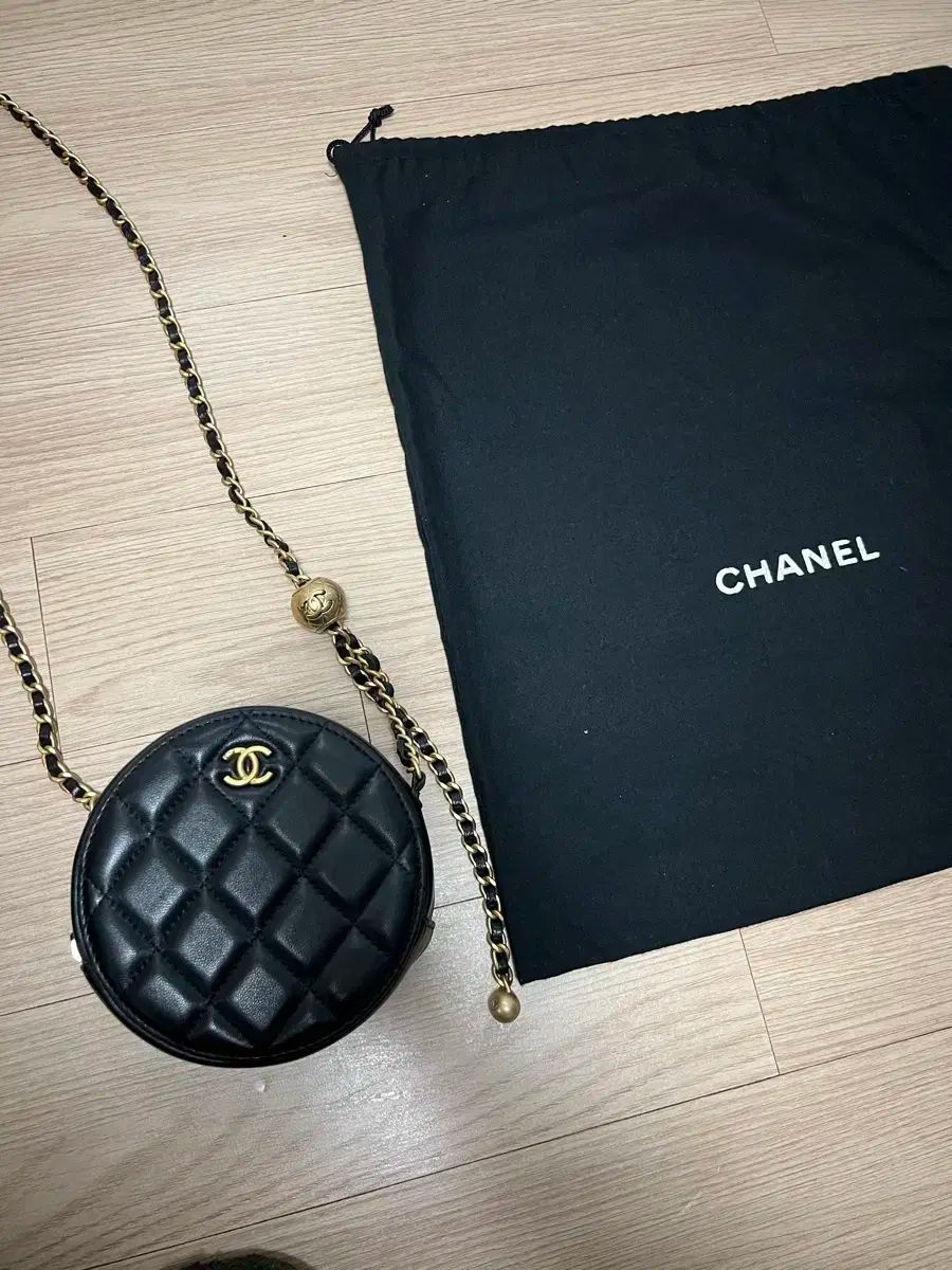 Chanel シャネル ブラック ラムスキン 金具 cc 円型 サークル ゴールデンボール チェーン クロスバッグ