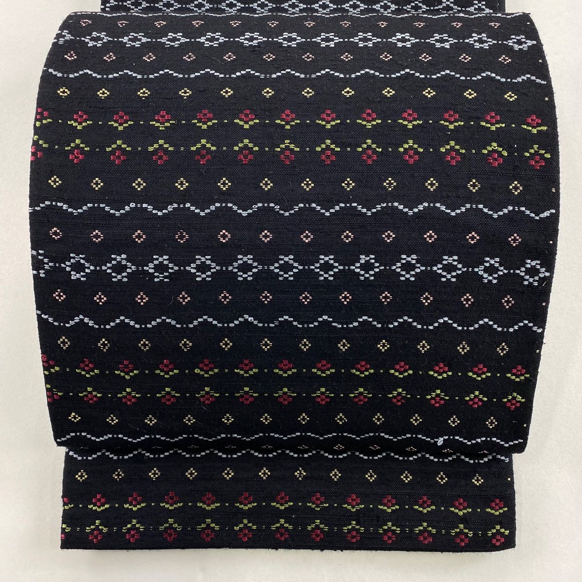 京袋帯 黒地に幾何学模様 織出し 正絹 着物 RO-3132 袋帯 美品 名品 幾何学模様 四角 黒 六通 正絹 【中古】 - メルカリ