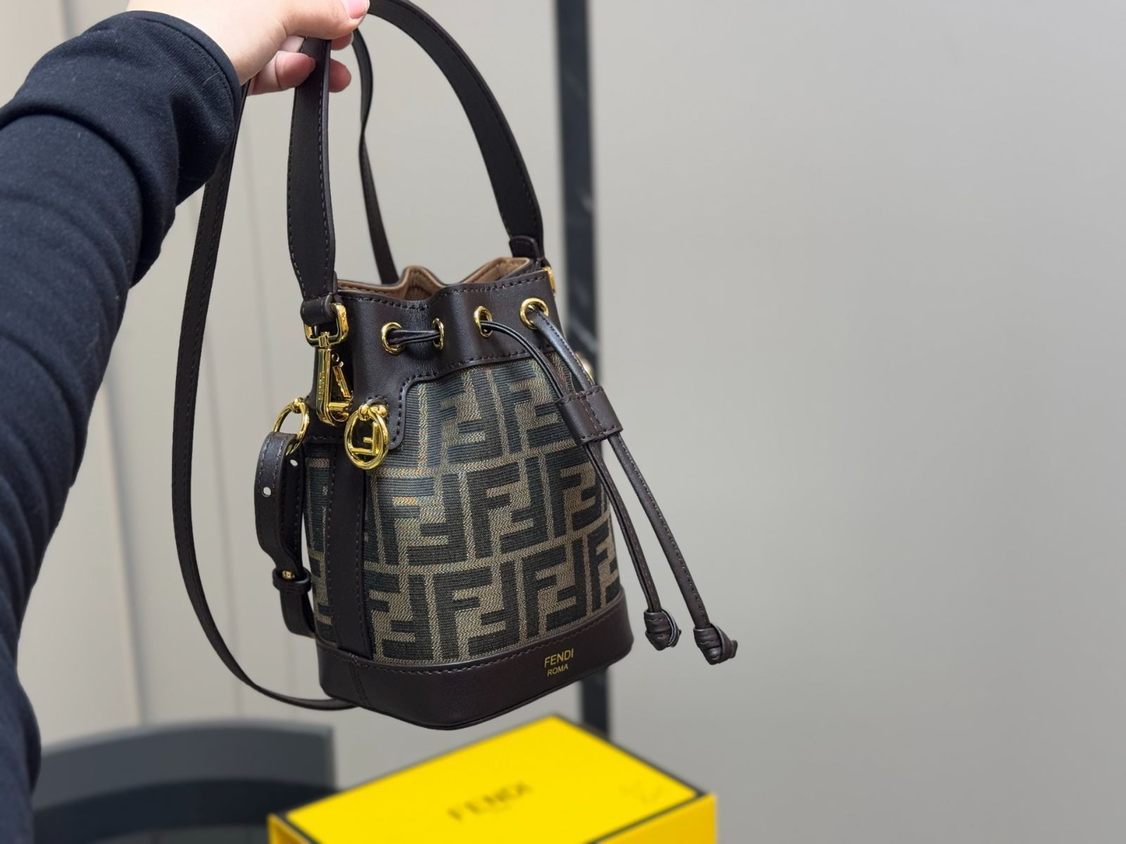 関税・送料込み★FENDI★FFバケットバッグ 210.jpg