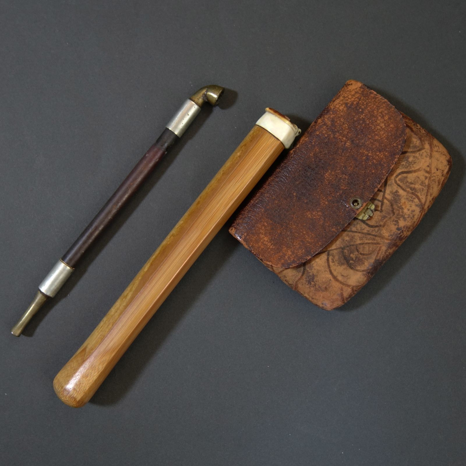 骨董・ヴィンテージ/煙草入れ 鳳凰紋唐革 鶴前金 白鶴在銘 煙管 煙管筒 骨董・ヴィンテージ/煙草入れ 鳳凰紋唐革 鶴前金 白鶴在銘 煙管