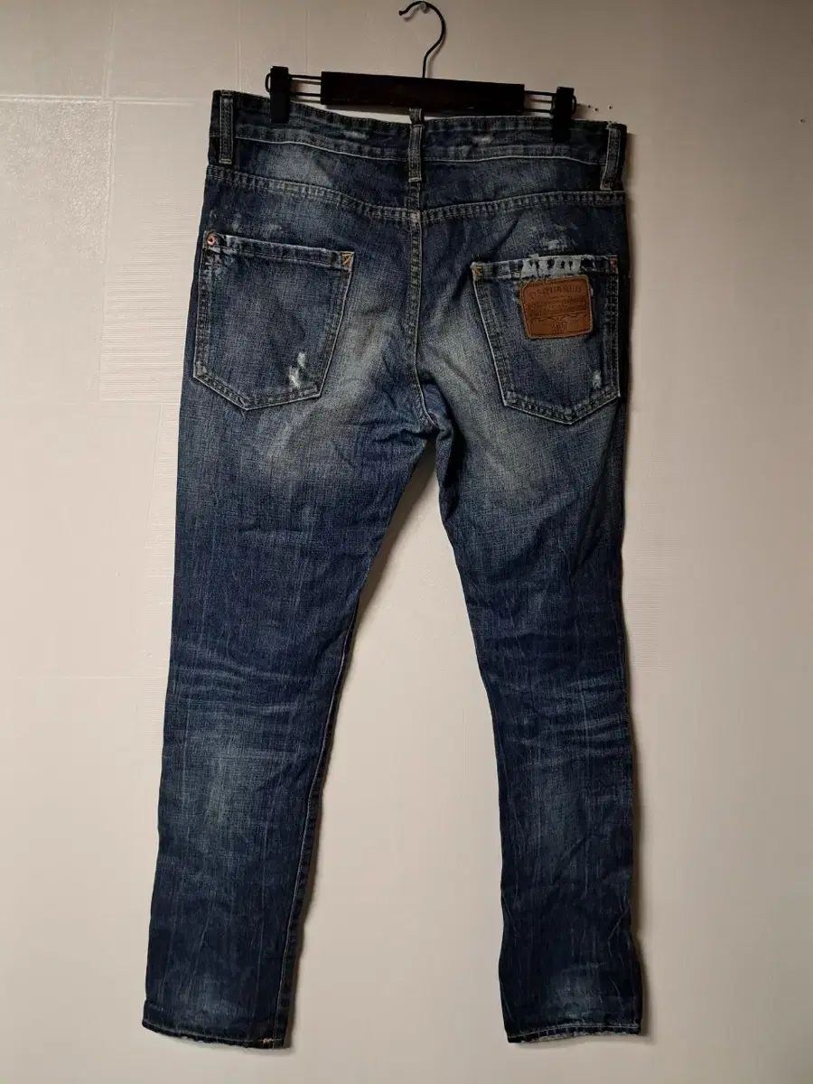 ダメージウォッシュデニムジーンズ