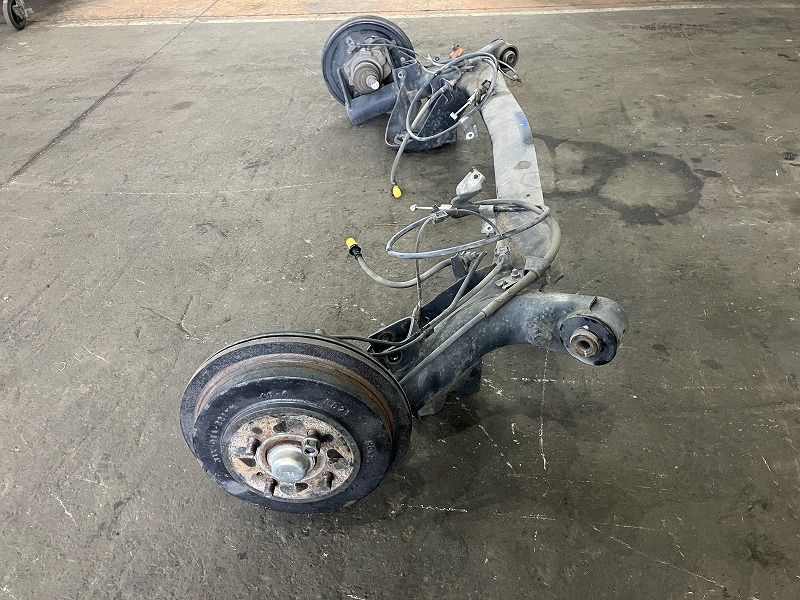 モビリオ GB2 リアアクスルビーム W 4WD 42100-SCD-905 NH675M