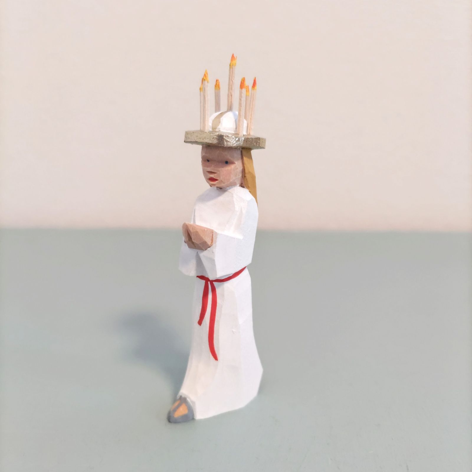 Helbig工房の手彫り人形(ドイツ製) ドイツ工芸品 聖ルチア 木製 ドイツ雑貨 ヘルビッヒ工房 木彫り
