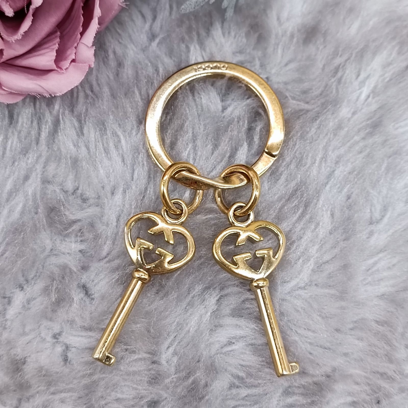 ✨新品同様✨ GUCCI グッチ キーリング ハートチャーム♡ 楽天市場】GUCCI グッチ ロゴ刻印キーリング鍵チャーム ライト
