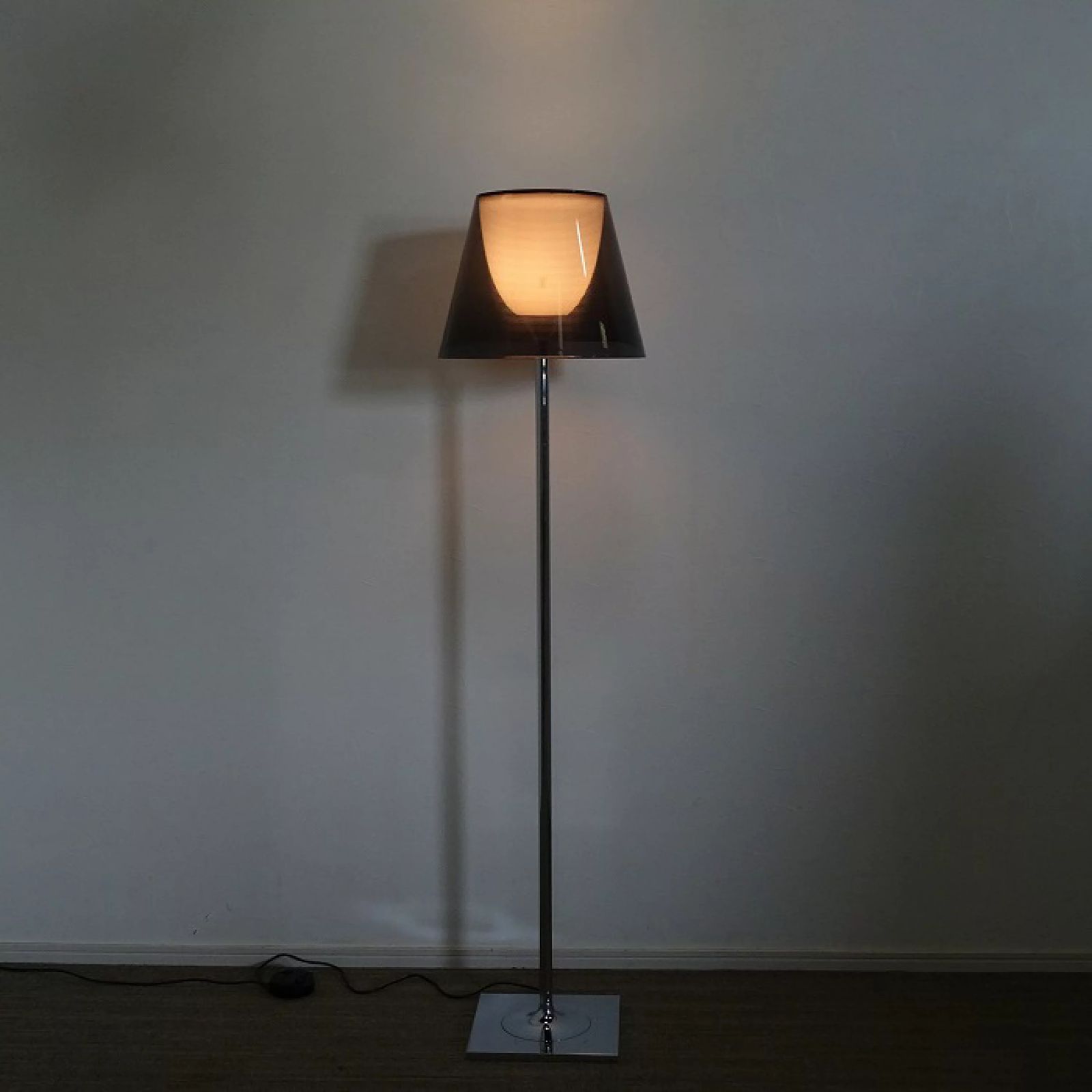 ケートライブ ◾︎SELUNO◾︎ 【展示良品】FLOS(フロス) KTribe F2 / ケートライブ F2 フロアスタンド / スモーキーグレー 19万  k803 - メルカリ