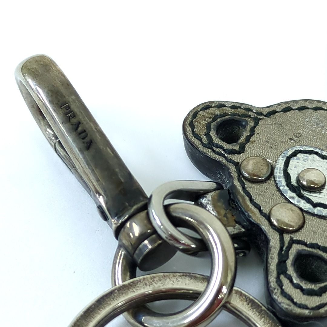 PRADA プラダ バッグチャーム キーホルダー くま シルバー系 - メルカリ