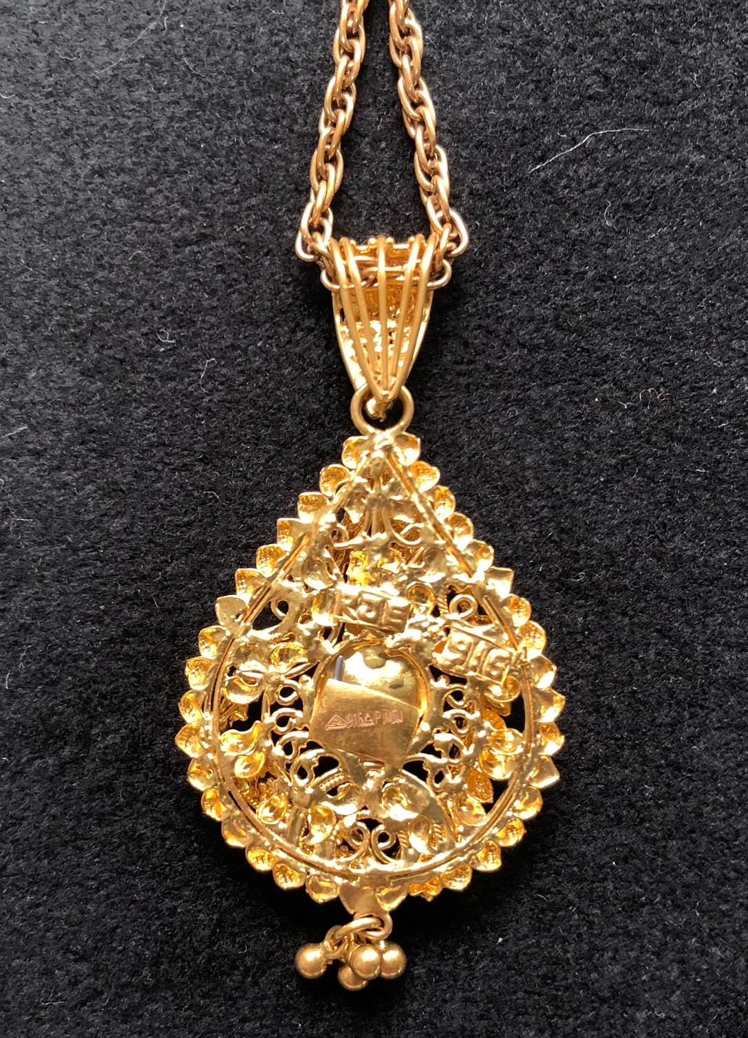 22金 インドゴールド ペンダント 繊細な加工と伝統的なデザイン 22金 インドゴールド ペンダント 繊細な加工と伝統的なデザイン