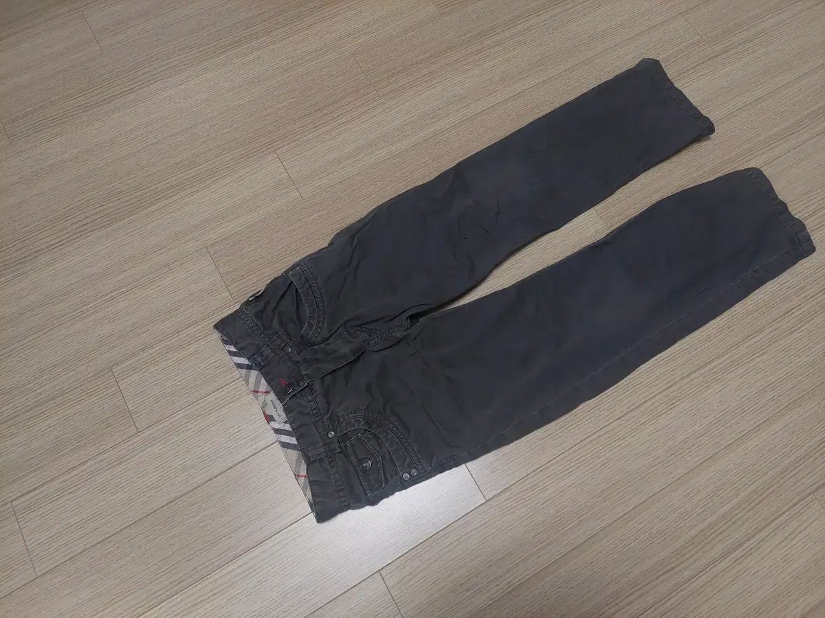 Burberry キッズ パンツ TBロゴ 4Y 90〜100 Burberry キッズ パンツ TB