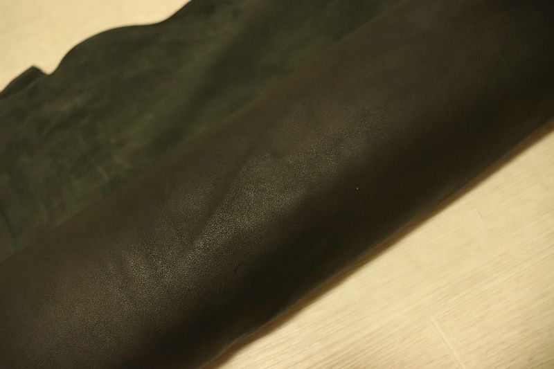 ブラック 60ds クロム革 ヤギ革 インポート レザー スムース加工 はぎれ 一枚革 レザークラフト 革 皮 本革 diy 生地 材料