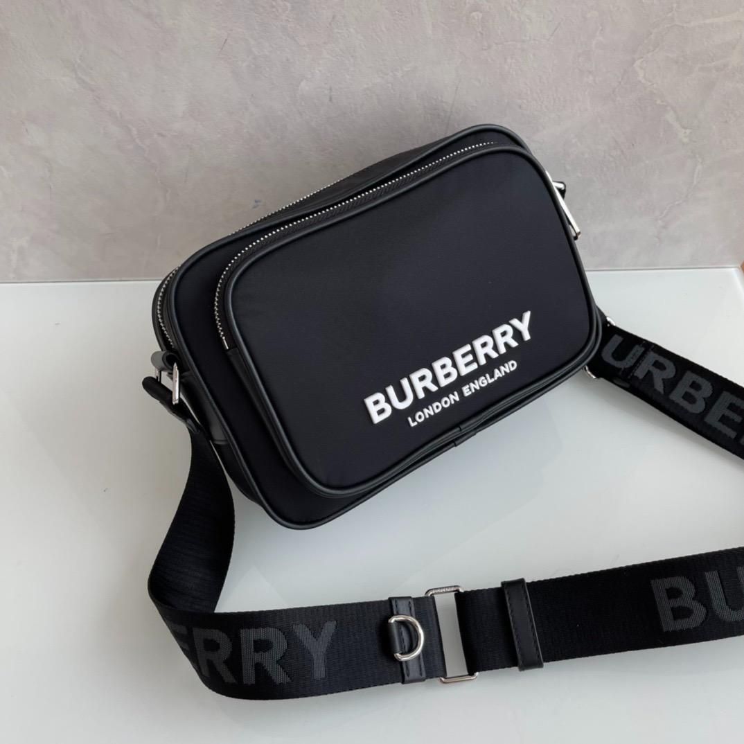 しますBURBERRY ブラック