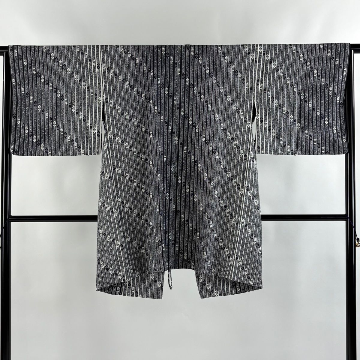 道中着 身丈91cm 裄丈66cm M 和装コート ますいわ屋 草花 縞 灰色 正絹 秀品