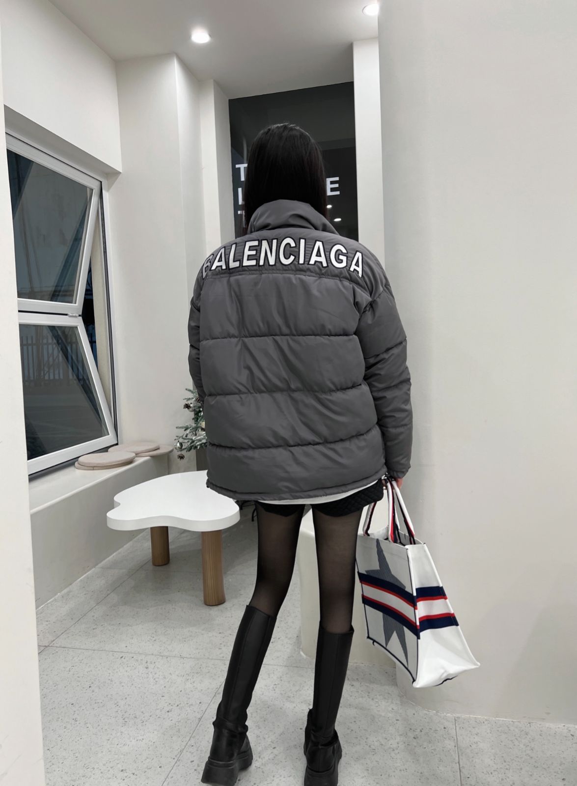 Balenciaga バレンシアガ 秋冬新作バック刺繍ロゴ入りミディアム丈ダウン コットン ジャケット