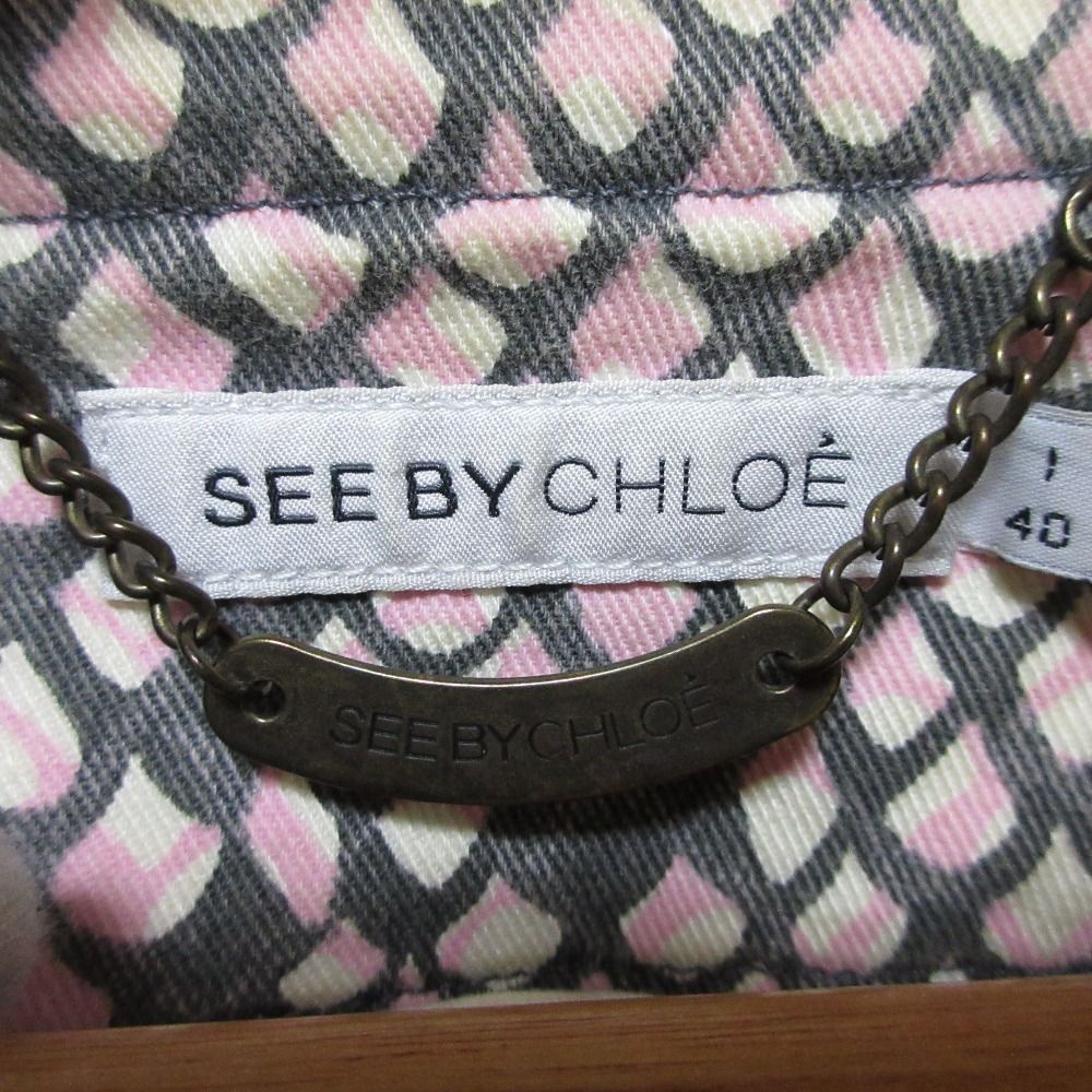 SEE BY CHLOE - 美品 SEE BY CHLOE シーバイクロエ 総柄 ショート丈 クロップド ノーカラー デニムジャケット ブルゾン 40 ピンク×グレー レディース 古着 中古 USED 美品 SEE BY CHLOE シーバイクロエ 総柄 ショート丈 クロップド
