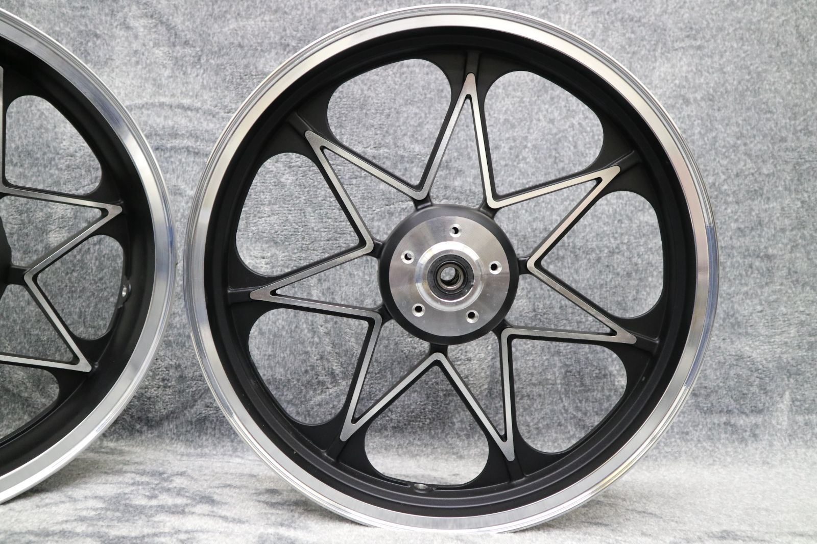 Harley-Davidson MORRIS 7キャストホイール（Bibian 比比昂