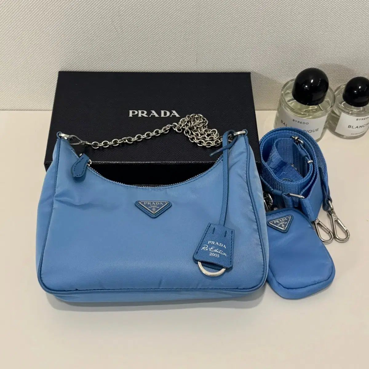 PRADAリエディション2005マルチチェーンストラップクロスバッグ Prada Re-Edition 2005 チェーンディテール ショルダーバッグ