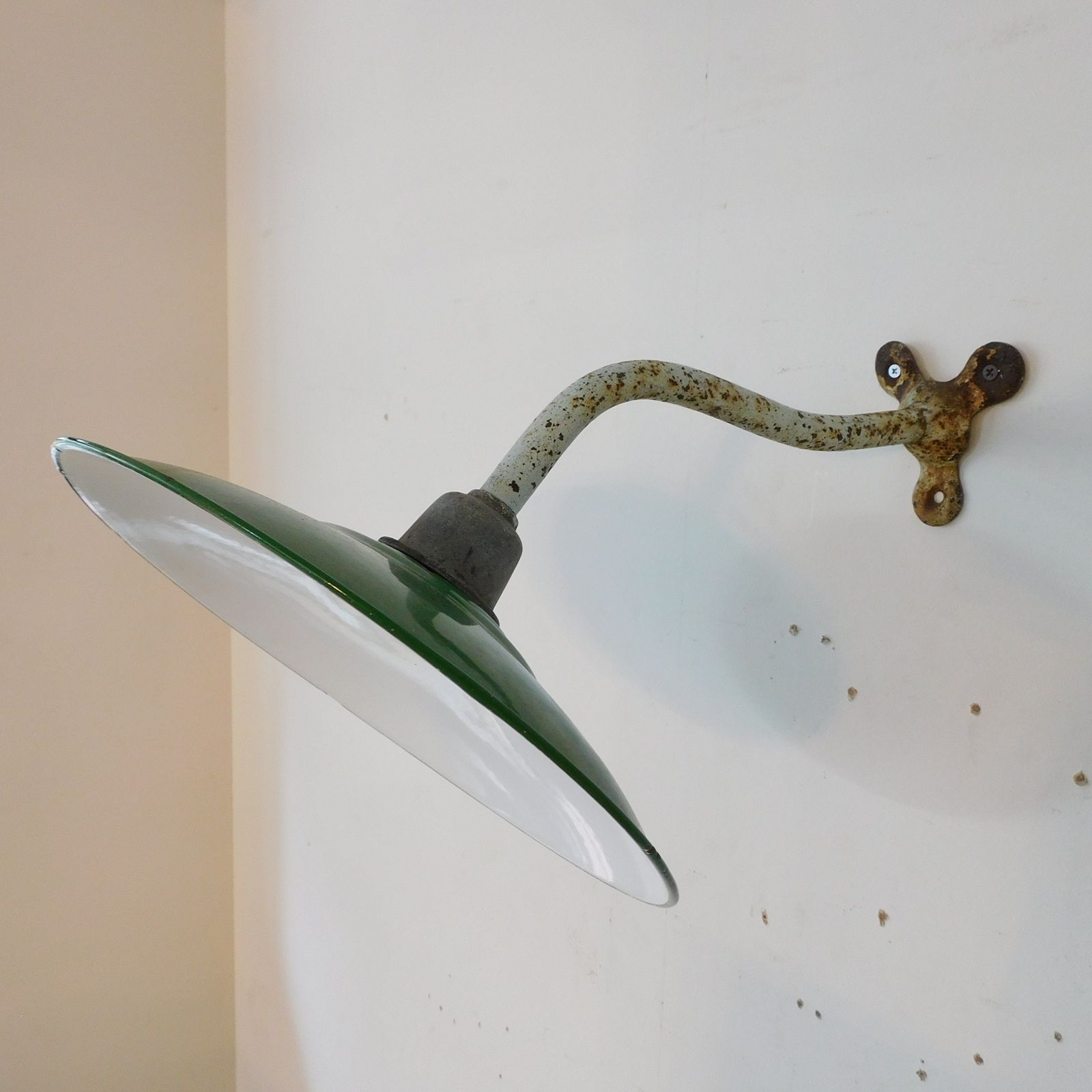 保管が簡単 ホーロー笠の門灯 ブラケット HK-a-05589 | アンティーク 電傘 ランプシェード 照明 氷コップ 和硝子 古道具 金具 最安価に挑戦！