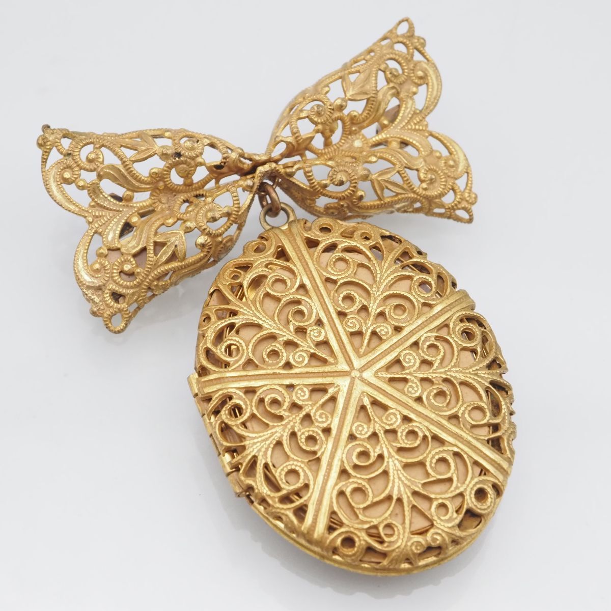 F325 MIRIAM HASKELL ミリアム ハスケル ブローチ ロケット リボン 透かし彫り ゴールド デザイン