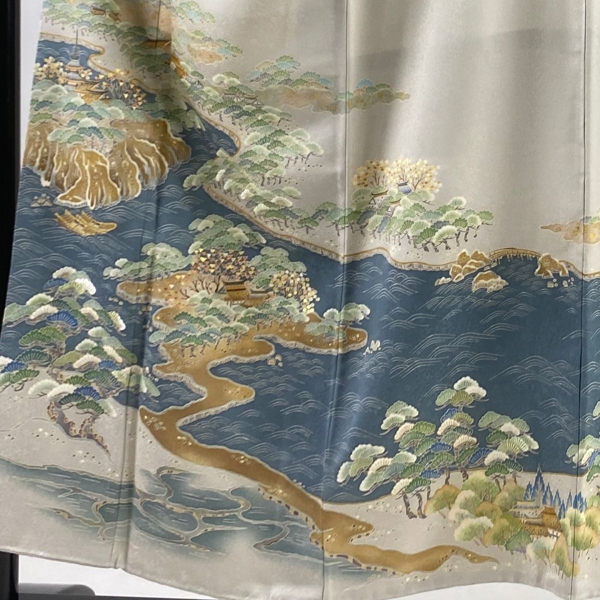 色留袖 秀品 水辺の風景 家屋 金糸 金彩 灰白 袷 身丈152.5cm 裄丈63cm