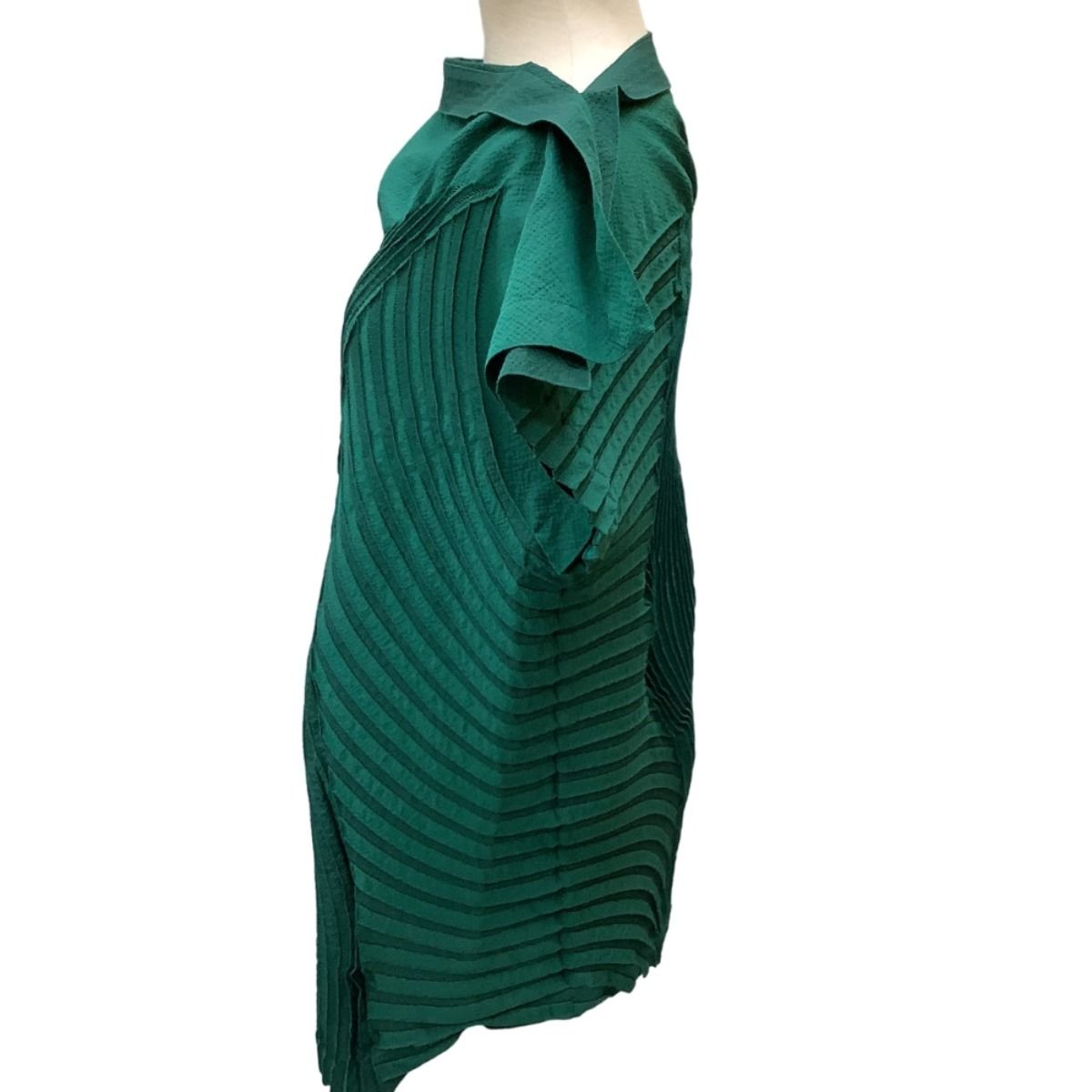 送料無料。  ♪♪ISSEY MIYAKE イッセイミヤケ 3Dスチームストレッチプリーツ ノースリーブ カットソー IM62FJ563 グリーン 1点限り