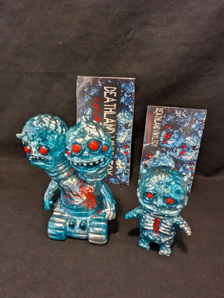 DEATHLAND VINYL TOY MECHA TWINSu0026屍怪童 クリアブルーラメ成型