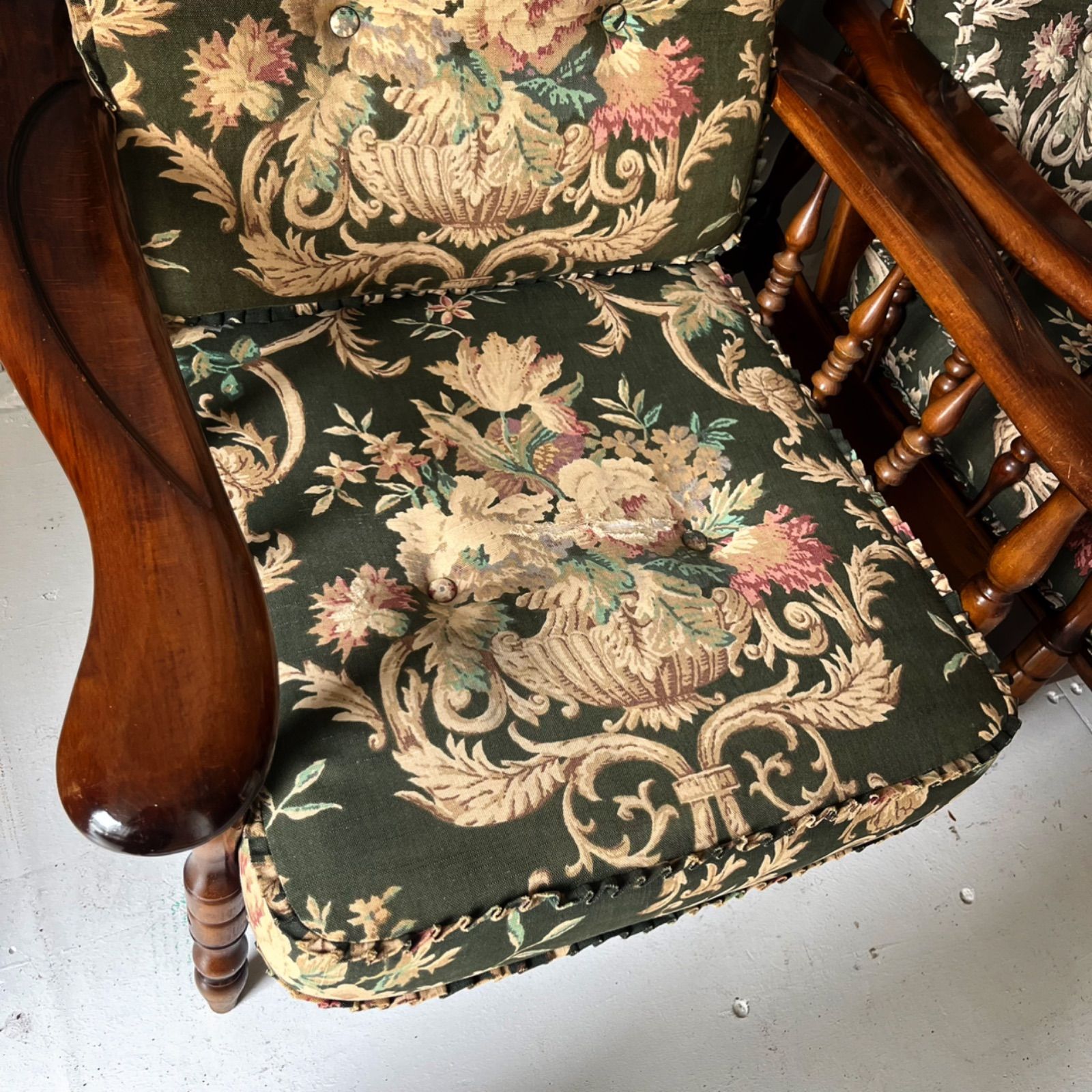 取付無料！カリモク コロニアル グリーン花柄アンティーク 肘掛け椅子2脚✨ 取付無料！カリモク コロニアル グリーン花柄アンティーク 肘掛け椅子2脚✨