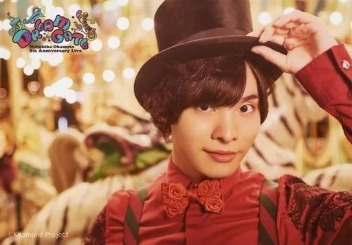 中古】生写真(男性) 岡本信彦/横型・バストアップ・衣装赤・左手帽子