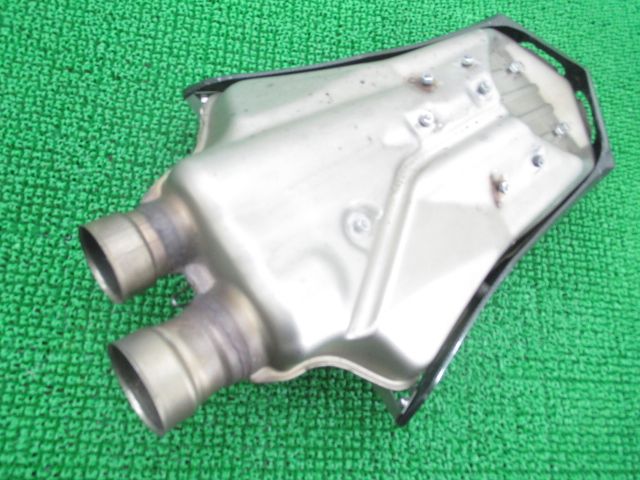 999 749 サイレンサーマフラー 57310642B ドゥカティ 純正 バイク 部品 カーボンカバー コケキズ無し そのまま使える 【中古】 90 999 749 サイレンサーマフラー 57310642B ドゥカティ 純正 バイク 部品