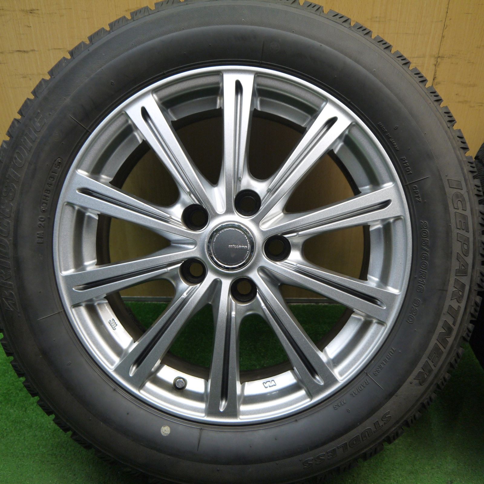 バリ溝！キレイ！9.5分☆スタッドレス 205/60R16 ブリヂストン アイス 