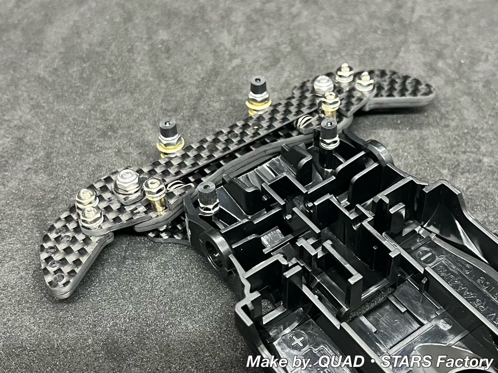 ミニ四駆パーツ】2軸ATピボットバンパー／オールカーボン【レッドVer