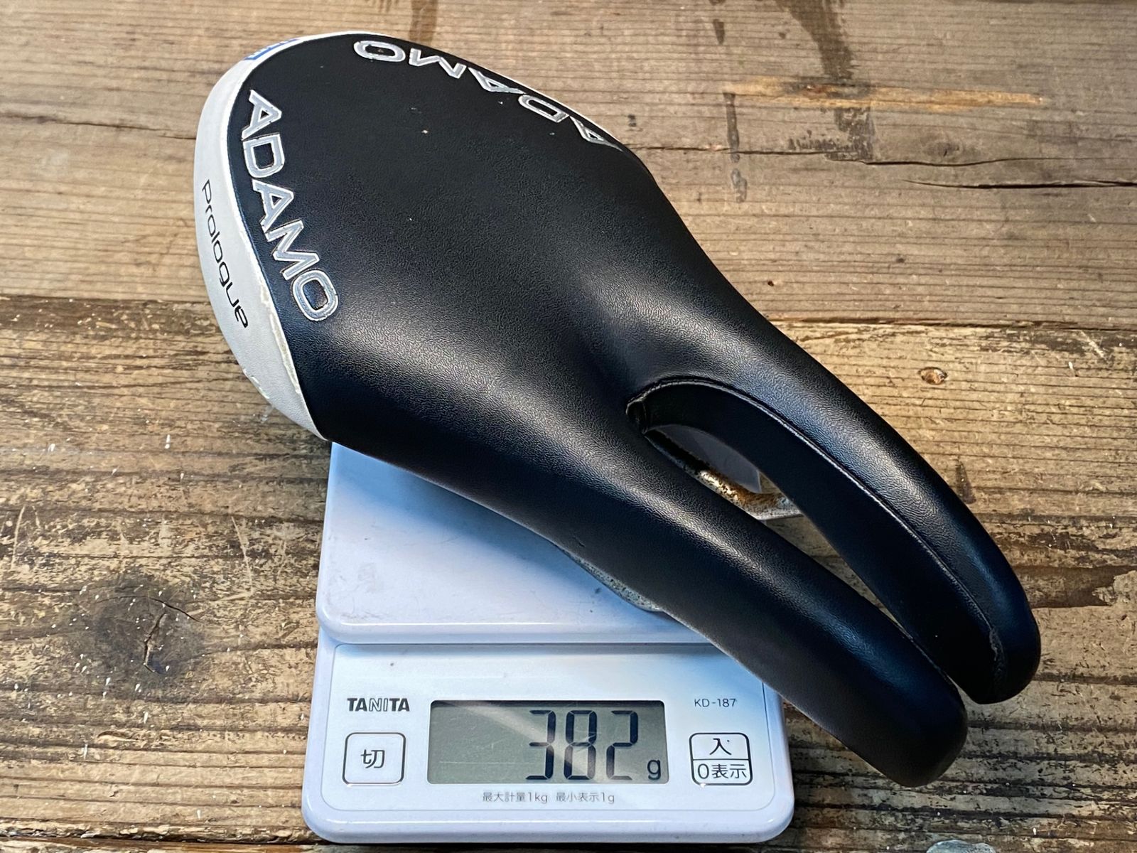 新品未使用　ADAMO Prologue サドル ホワイト/ブラック JC536 ism ADAMO Prologue サドル 黒 白 スチールレール 132mm