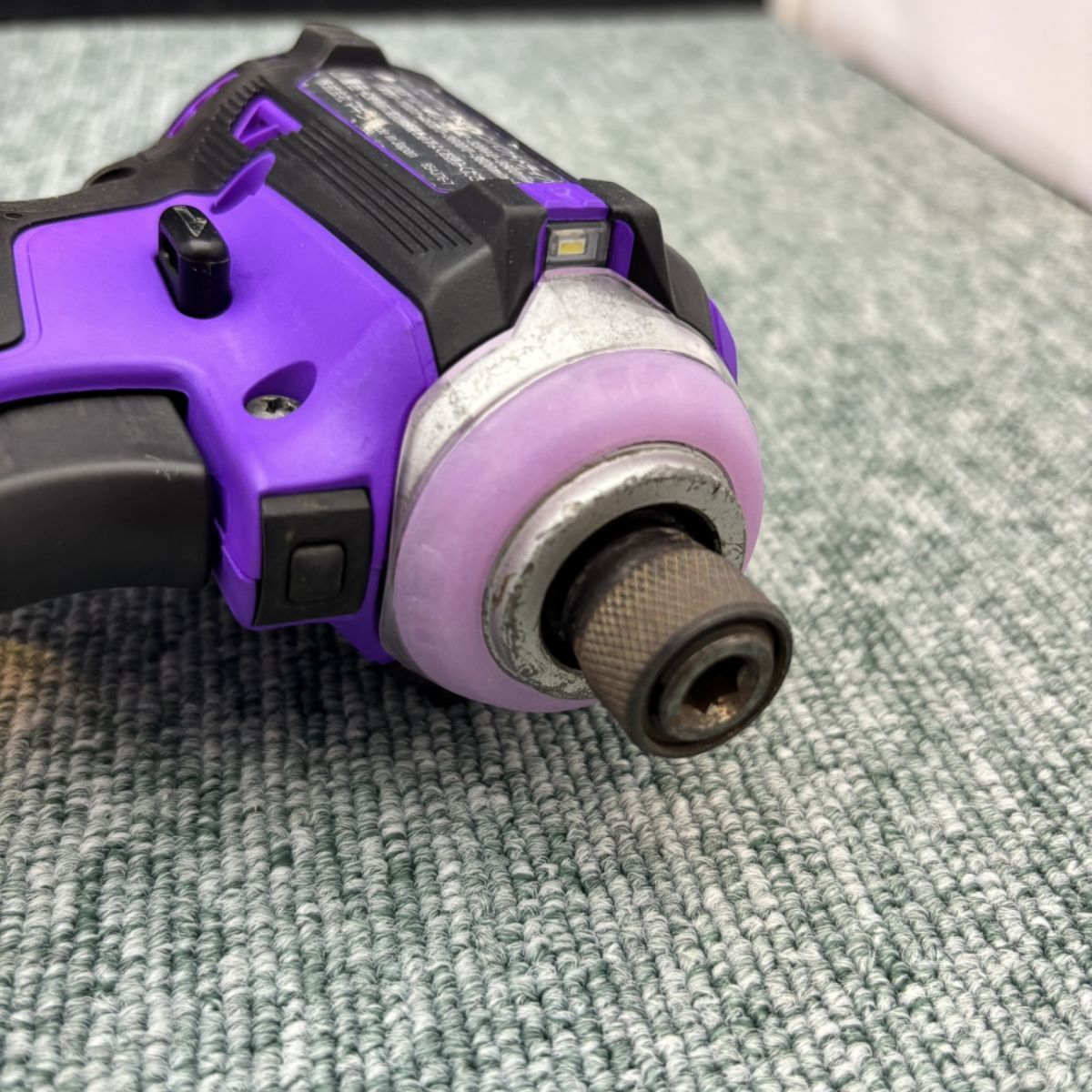 充電式インパクトドライバ