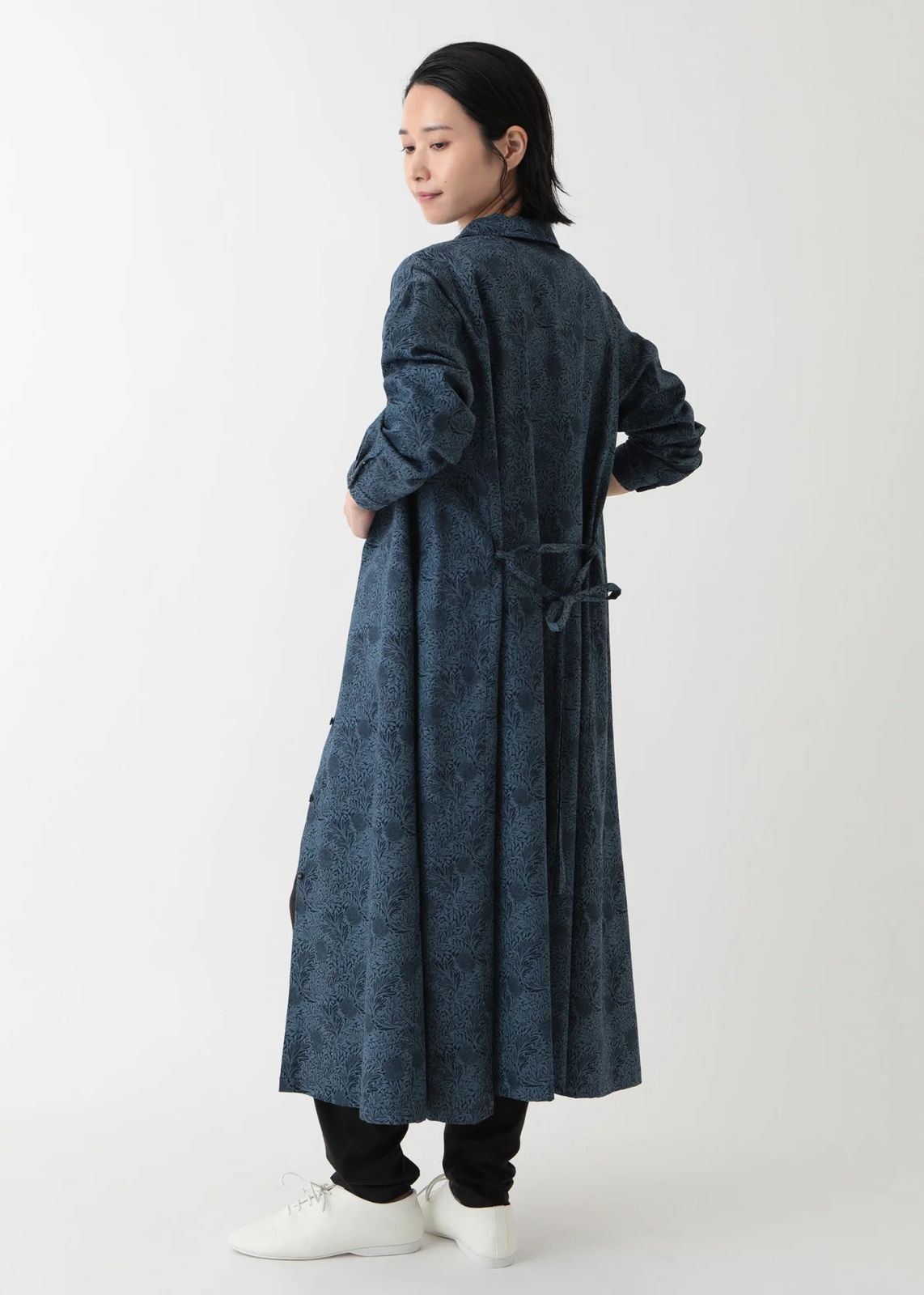 新作] V&A オーガニックコットンサテン シャツワンピース アップル柄