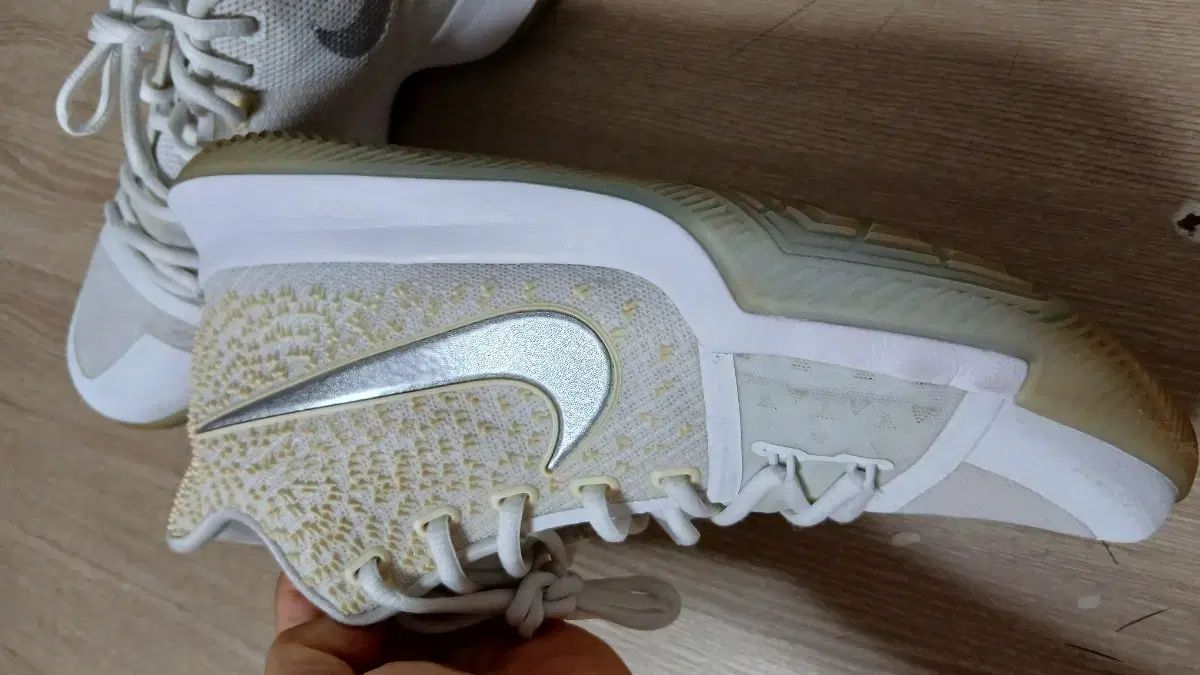 NIKE(ナイキ) カイリー 3 白 （ 852395 ー 103 ） // 265 - メルカリ