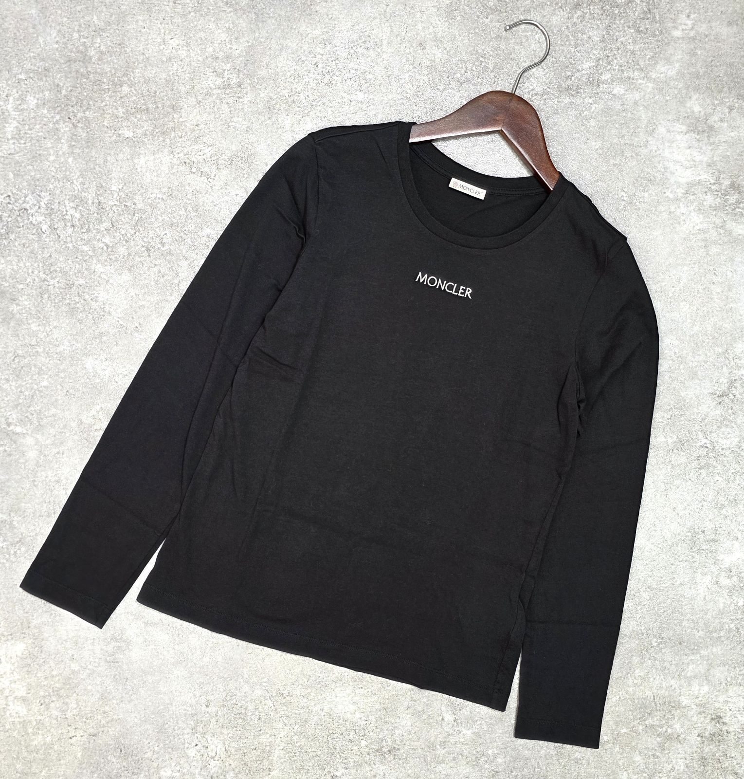 MONCLER Tシャツ 胸元ロゴ刺繍 MONCLER (モンクレール) 胸ロゴワッペン 無地 クルーネック 半袖