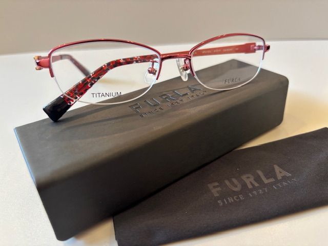店頭引き上げ品 FURLA フルラ メガネフレーム＆ケース＆クロスセット ♥品です 個性 アイウェア ハードケース チタン チタニウム ハーフリム