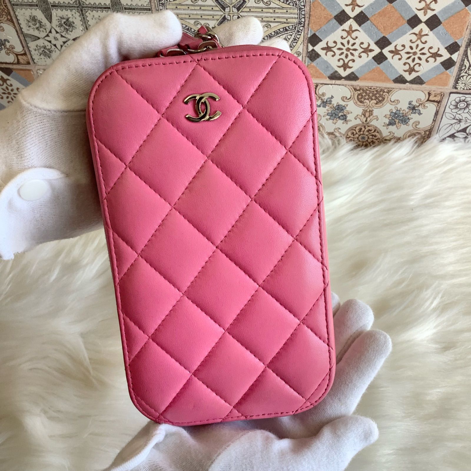 おしゃれな人 シャネル チェーンフォンポーチ 斜め掛けショルダーバッグ マトラッセ 正規品 パワフルな