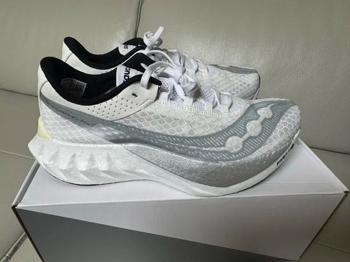 270 Saucony サッカニー エンドルフィン プロ 4 白