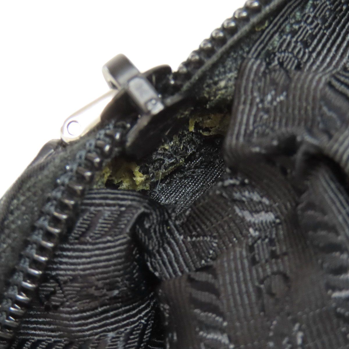 プラダ ロゴ金具