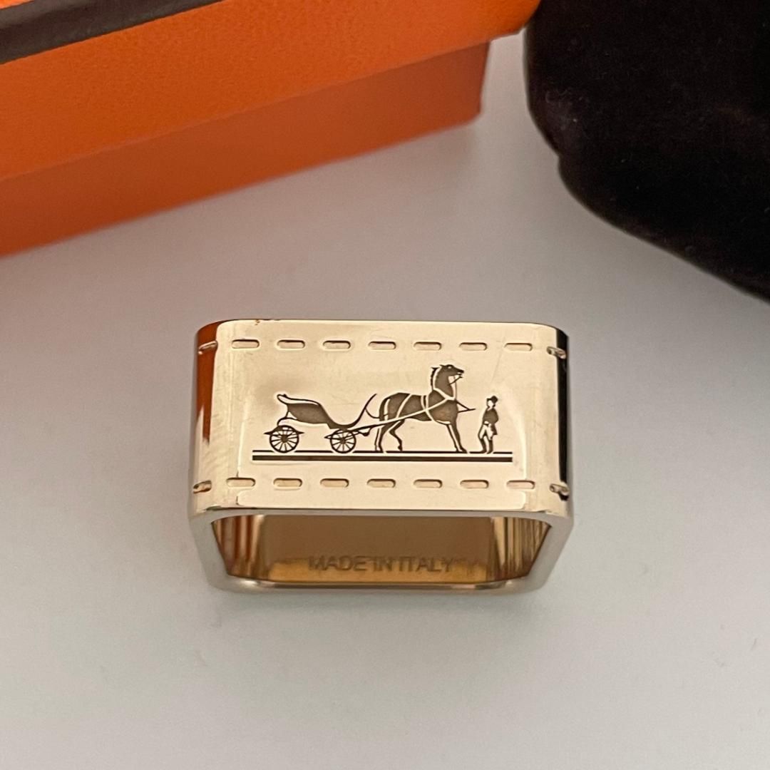 極美品✨HERMES ボルデュック スカーフリング ゴールド 馬車柄 スクエア 美品✨HERMES ボルデュック スカーフリング ゴールド 馬車柄 スクエア
