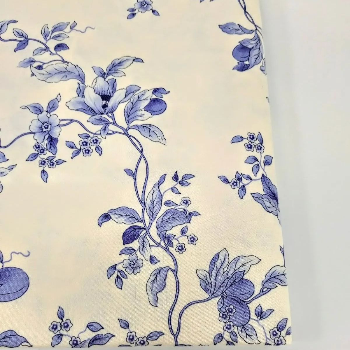 B ウェッジ ウッド WEDG WOOD テーブルクロス 柄名/ブループラム 08