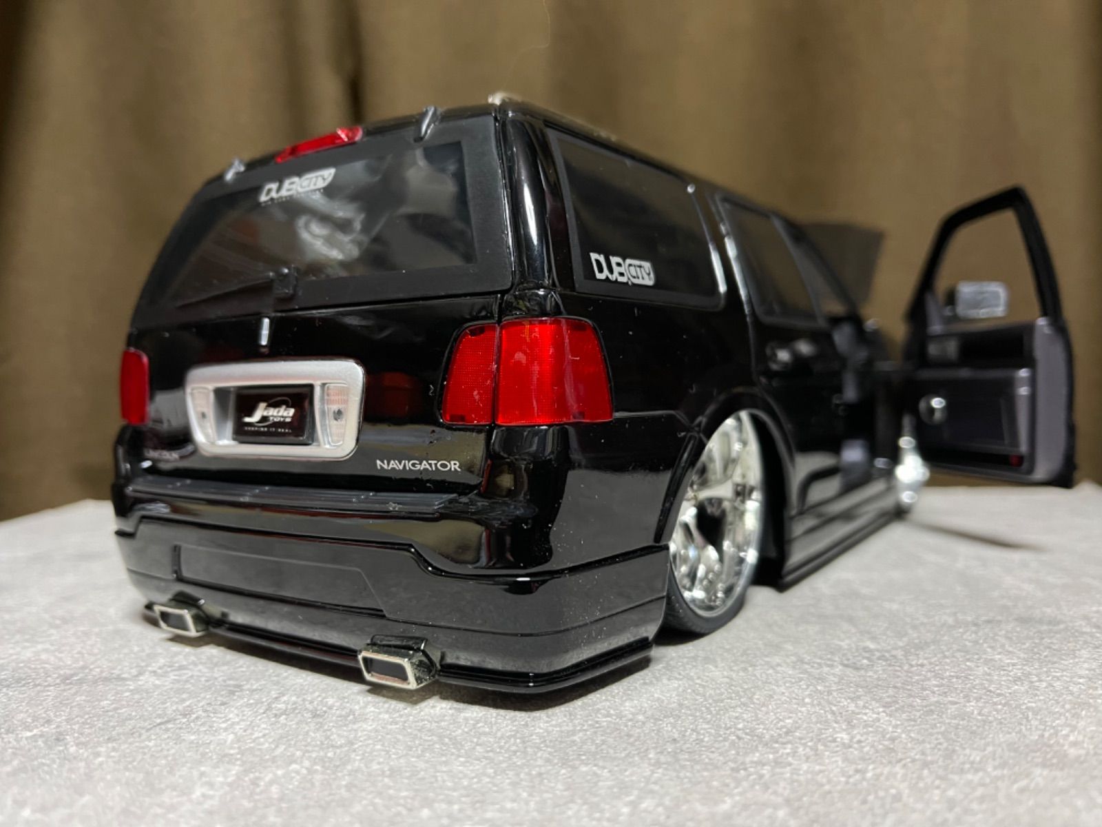 DUB CITY 1/18 ミニカー リンカーンナビゲーター アメ車 - メルカリ