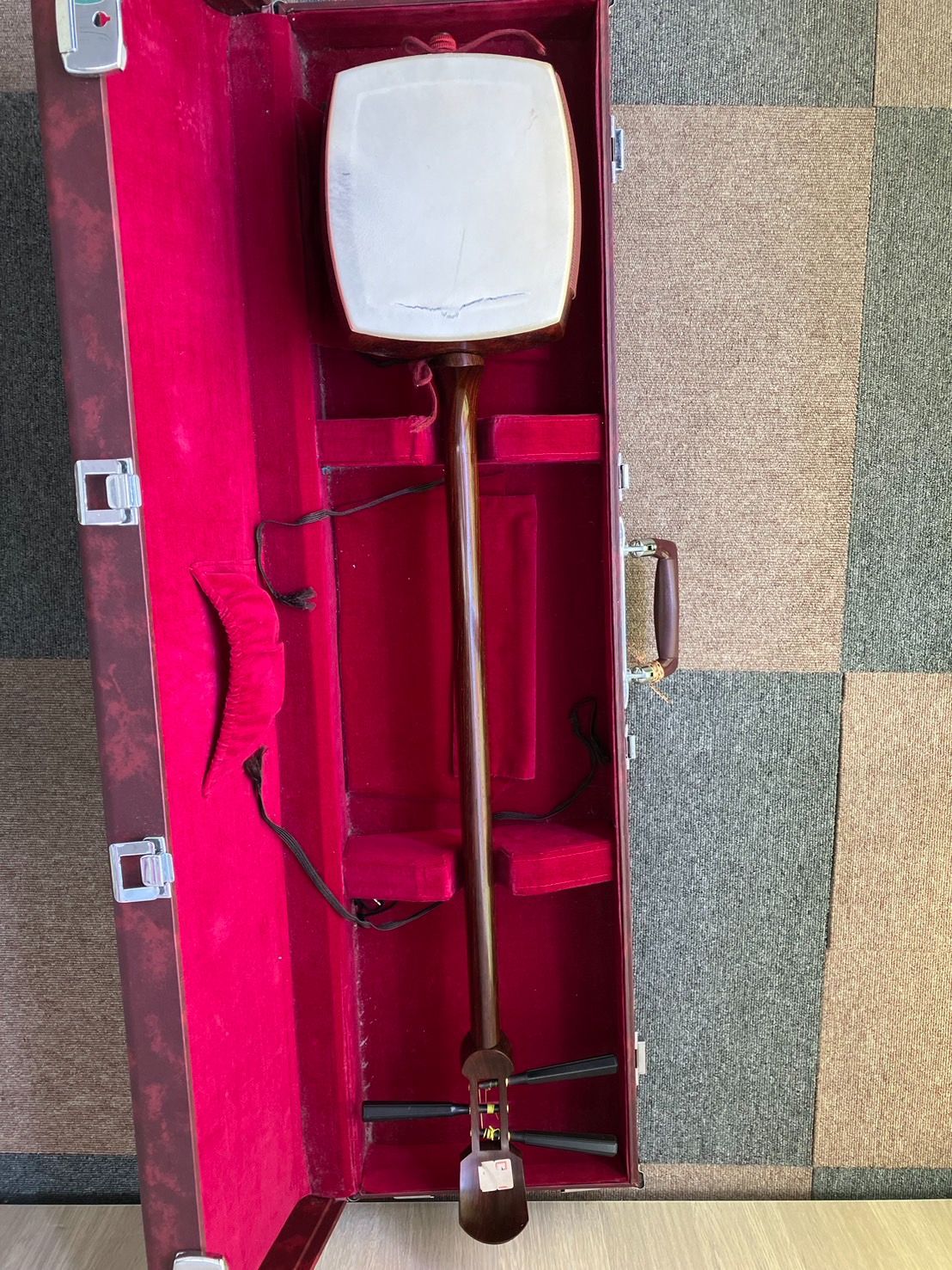 【現状品】三味線 本体 ハードケース付き 和楽器 弦楽器 和風 弦楽器 中古品】三味線 赤内装 和柄付き 付属品付き ハードケース付 和