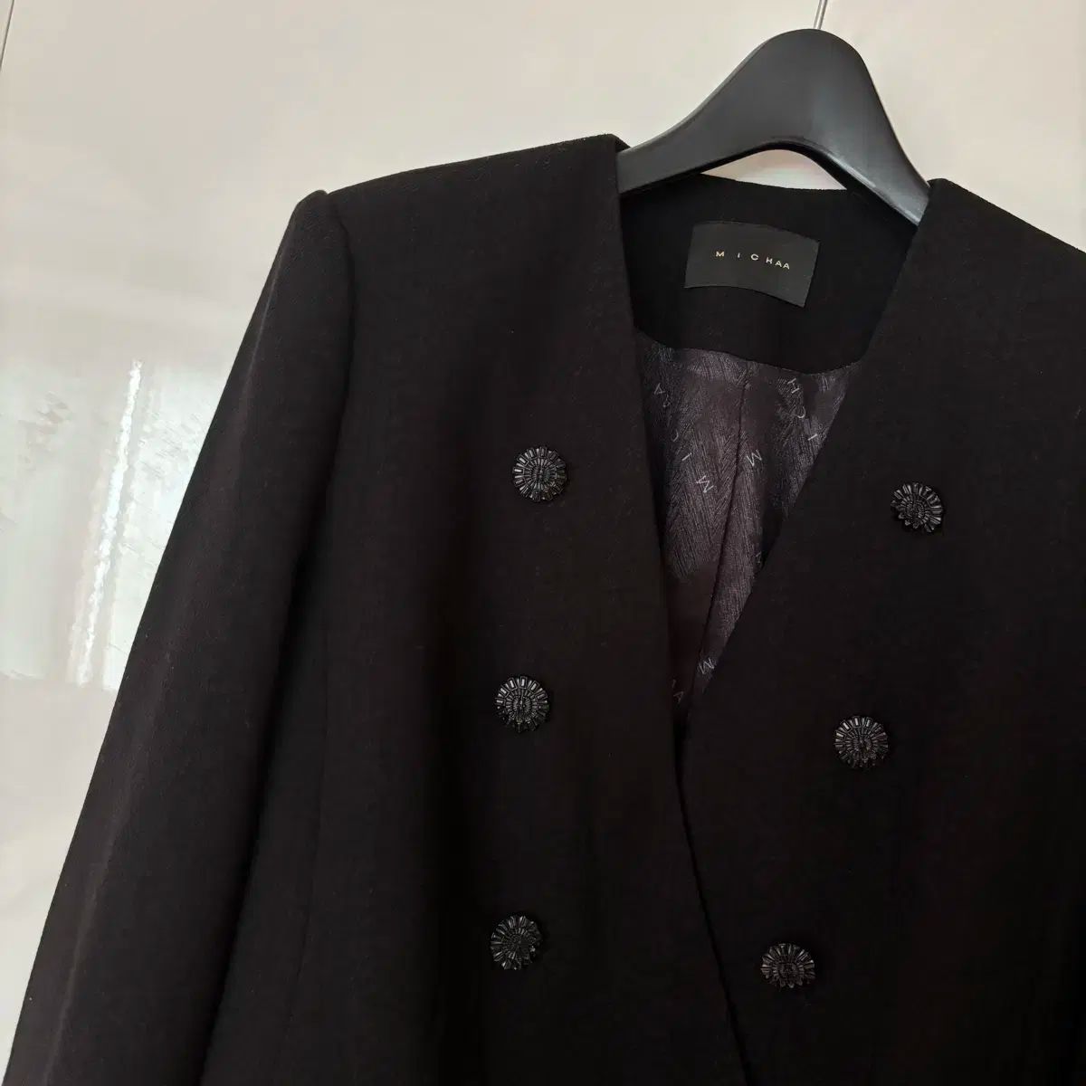 ミシャ ボタン ハイクオリティ ノーカラー ジャケット オールドマネールック 結婚式 ゲストルック ファミリーイベント ワークルック インタビュー