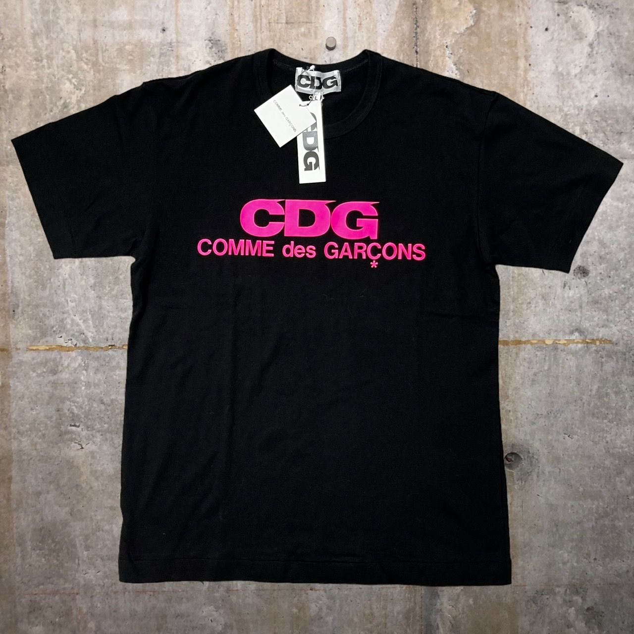 【コムデギャルソン】ピンクロゴ エアライン Tシャツ コムデギャルソン限定 CDG ピンクロゴ Tシャツ-黒