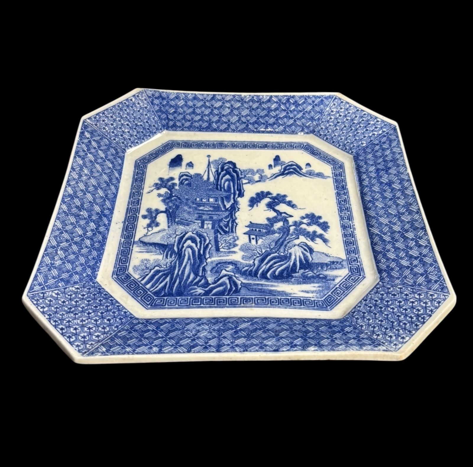 美品　古伊万里焼　染付け　角皿　山水図　飾り絵皿　年代物　藍の色合いが美しい 古伊万里 八角絵皿 [山水風景文図] 染付 年代物 八角皿 角皿