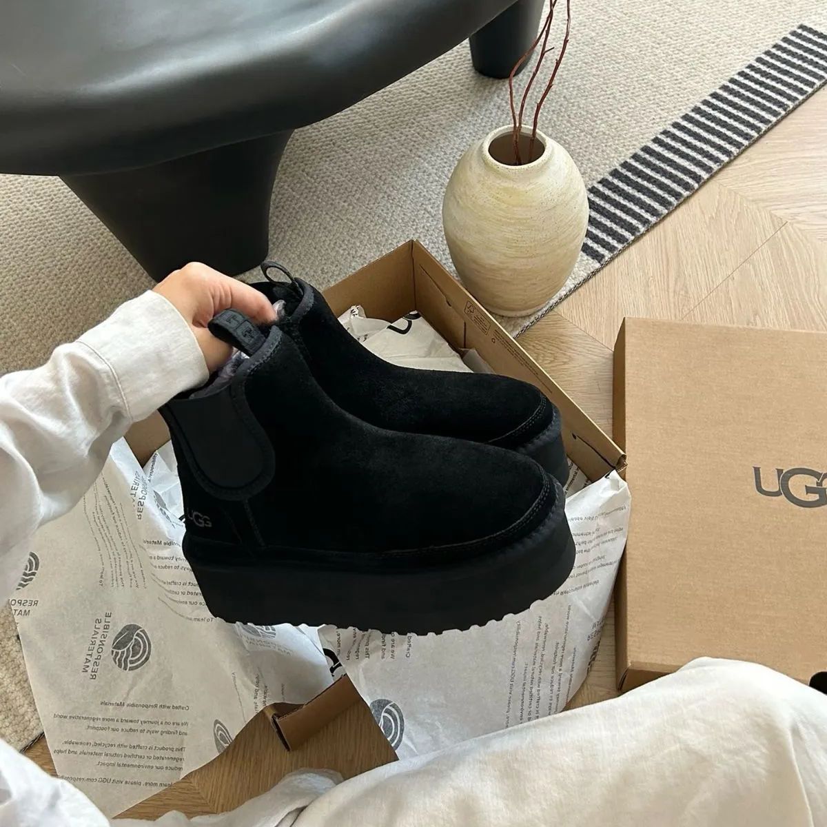 UGG アグ Neumel Platform Chelsea ニューメル プラットフォーム チェルシー レディース ブーツ 厚底 5cm 箱付き  ブラック - メルカリ