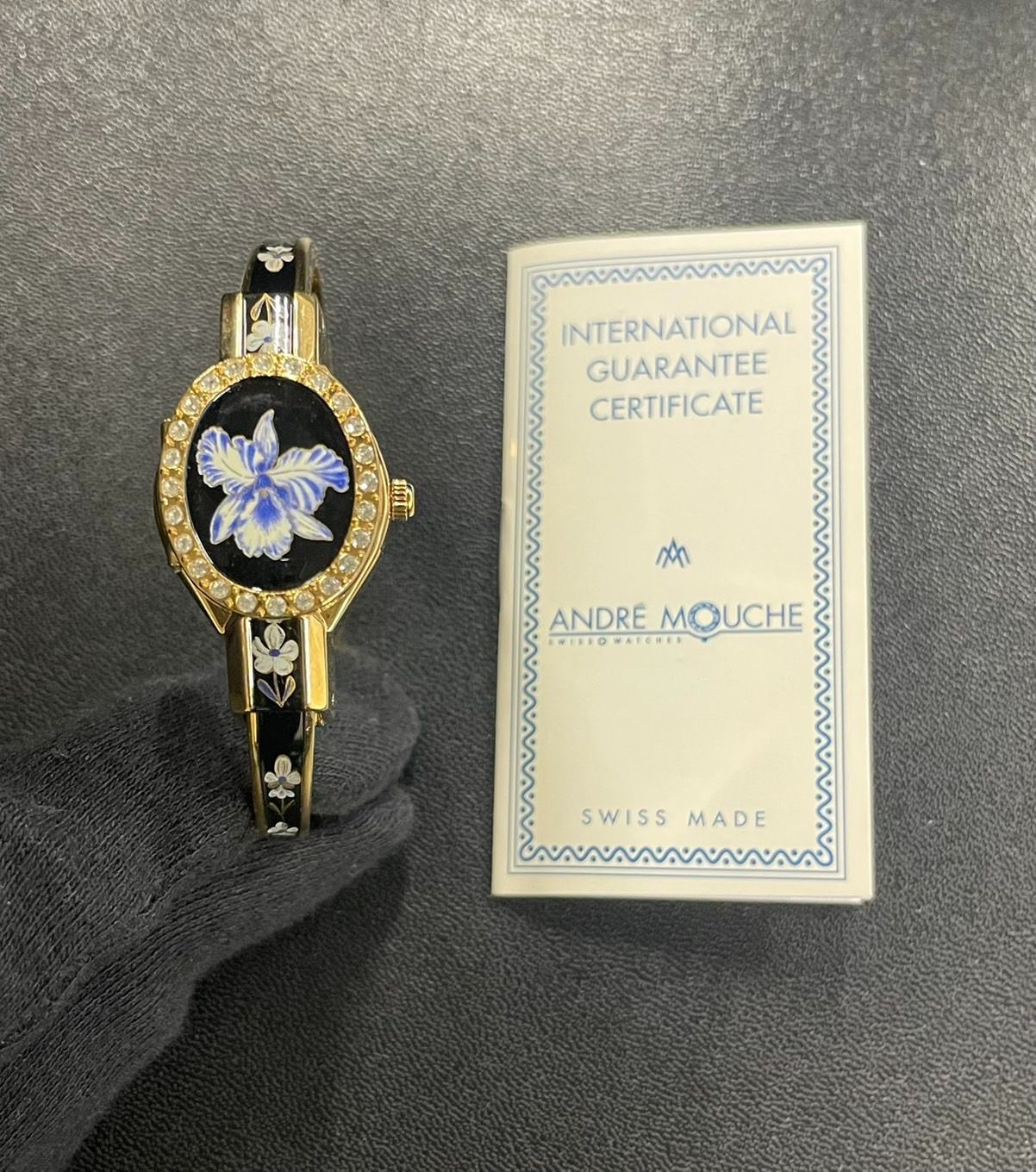 Andre Mouche アンドレムッシュ　カメオバングル時計 Andre Mouche】アンドレムッシュ カメオ バングルウォッチ