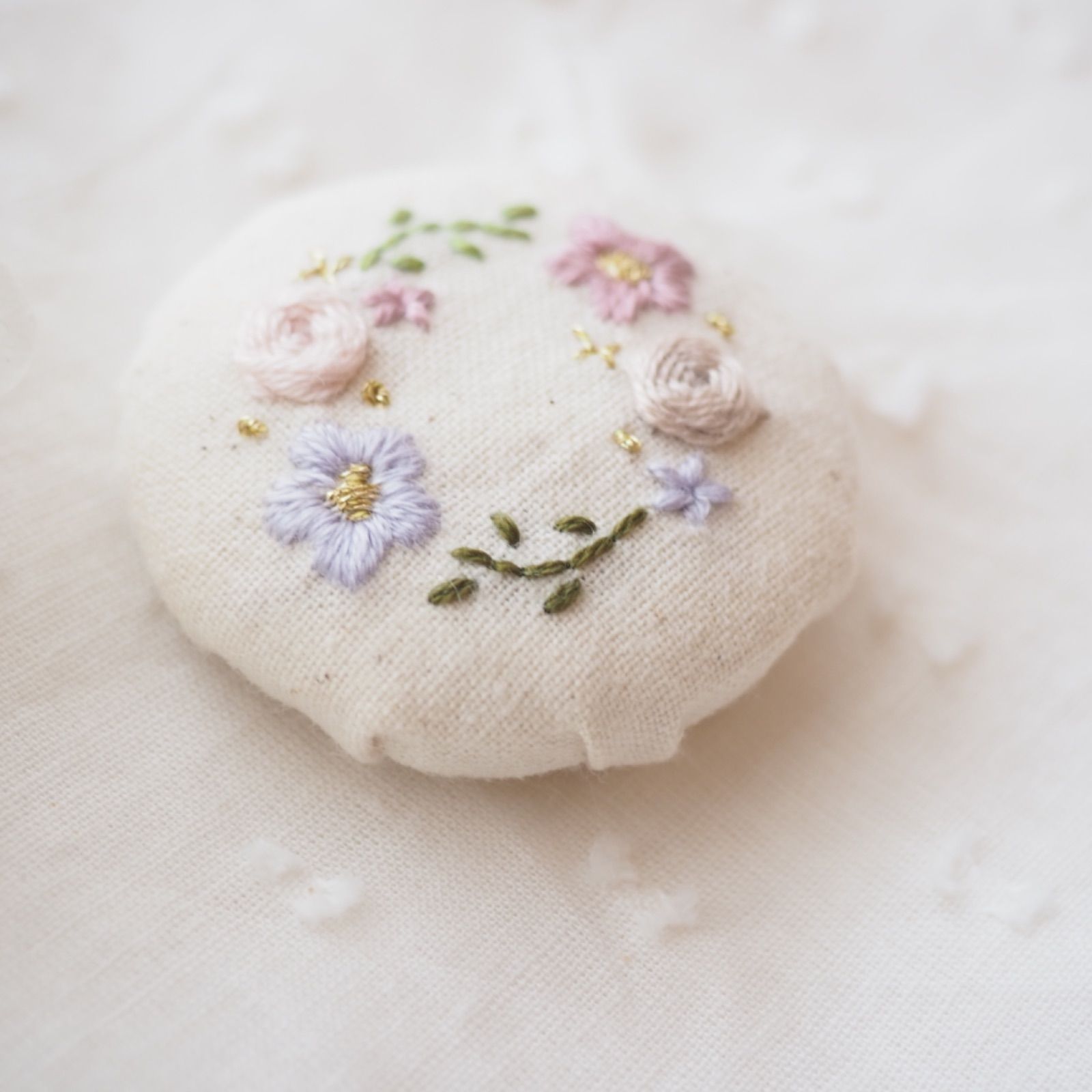 ふっくらお花の刺繍ブローチ or ヘアゴム キナリ／くるみボタン