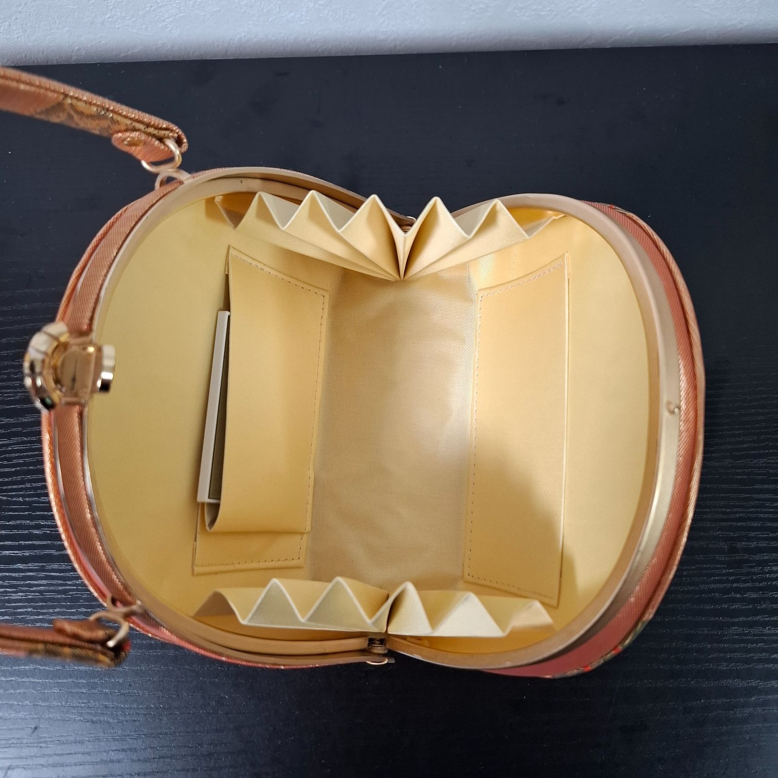 和装バッグ　着物　成人式　金　蝶　柄　美品
